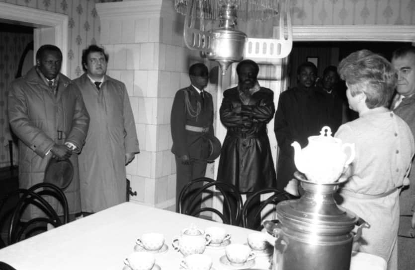 Жозе Эдуарду душ Сантуш (слева) в доме-музее I съезда Российской социал-демократической рабочей партии в Минске, 1988 год