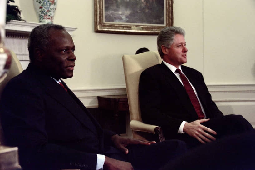 «При содействии США и международного сообщества в Анголе откроется новая страница»&lt;br> 
В 1994-м МПЛА и оппозиционная УНИТА договорились о создании коалиционного правительства, но обе стороны игнорировали договоренности. В 1995 году душ Сантуш посетил США, где встретился с президентом Биллом Клинтоном (справа) и договорился о сотрудничестве