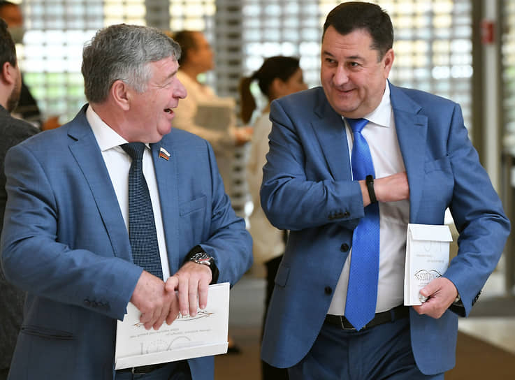 Сенатор от Красноярского края Валерий Семенов (слева) перед началом заседания