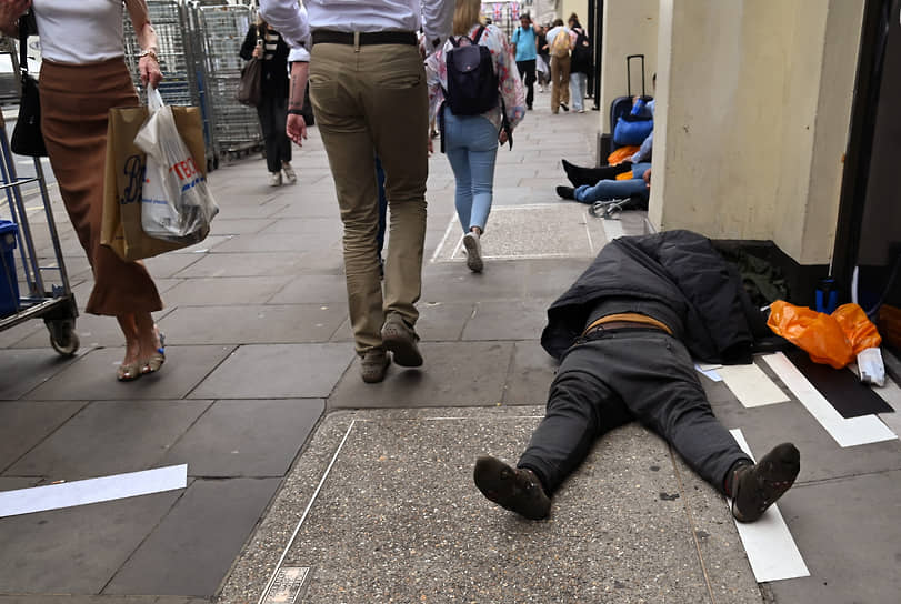 Лондон, Великобритания. Бездомный спит на улице