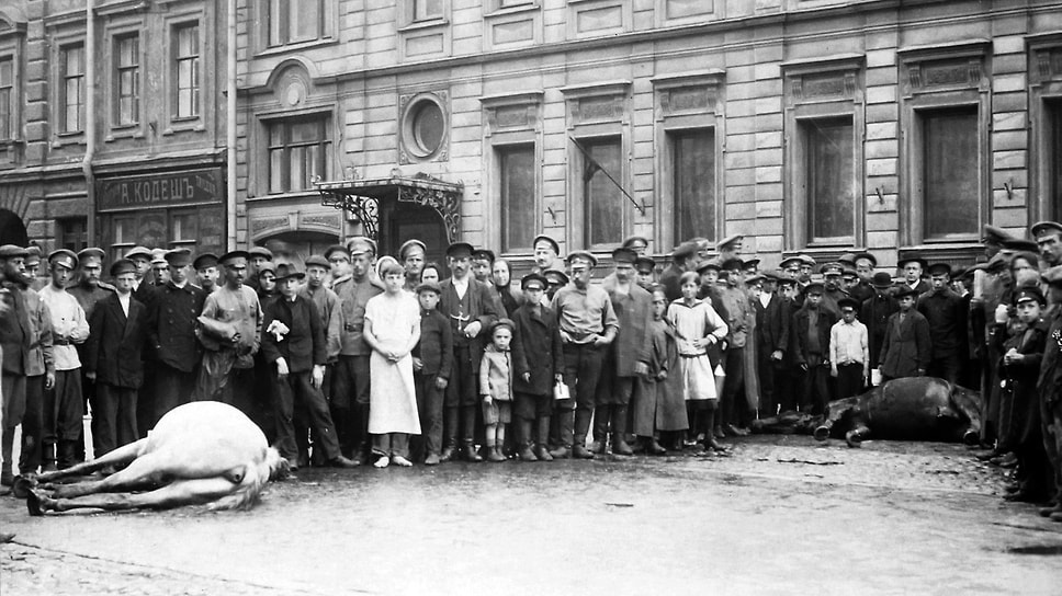 Улица в Петрограде после перестрелок 4 июля 1917 года