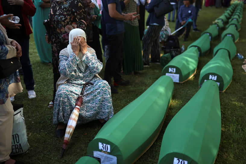 Сребреница, Босния и Герцеговина. Поминальная церемония во время 27-ой годовщины геноцида в Сребренице — эпизода войны в Хорватии и Боснийской войны