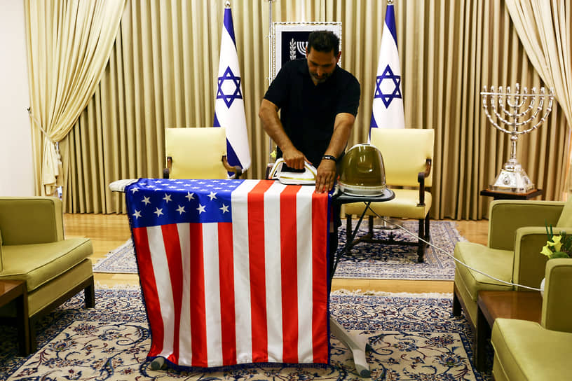 Иерусалим. Рабочий гладит американский флаг в рамках подготовки к визиту президента США Джо Байдена в Израиль 