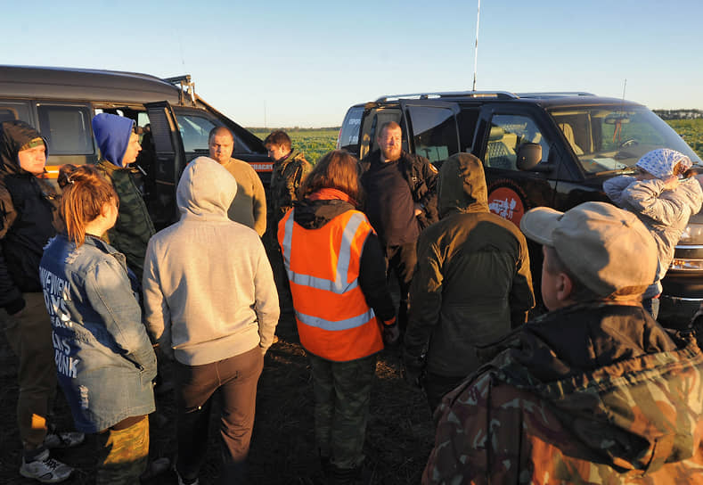Волонтеры отряда «ЛизаАлерт», жители и полиция Семилукского района во время поисков пропавшего трехлетнего мальчика