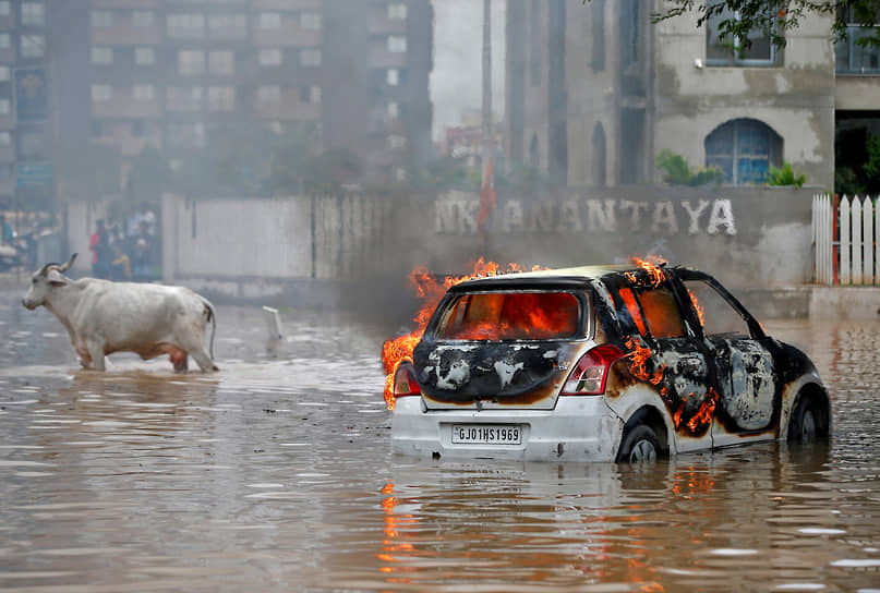 Ахмадабад, Индия. Затопленная улица после проливных дождей