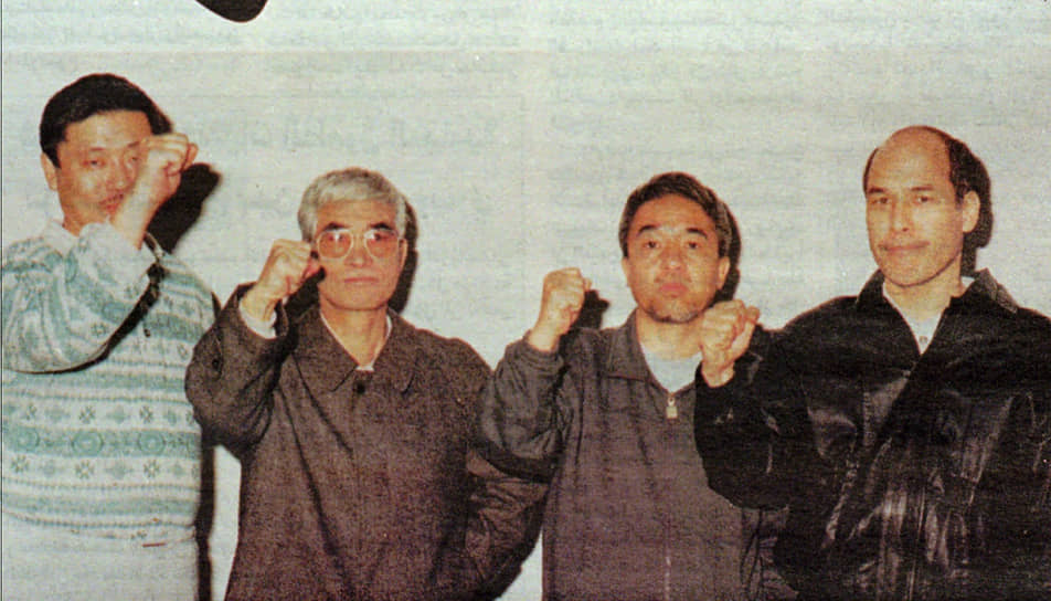 Члены «Красной армии Японии», арестованные в 1997 году в Ливане за использование фальшивых документов. Второй слева — Кодзо Окамото