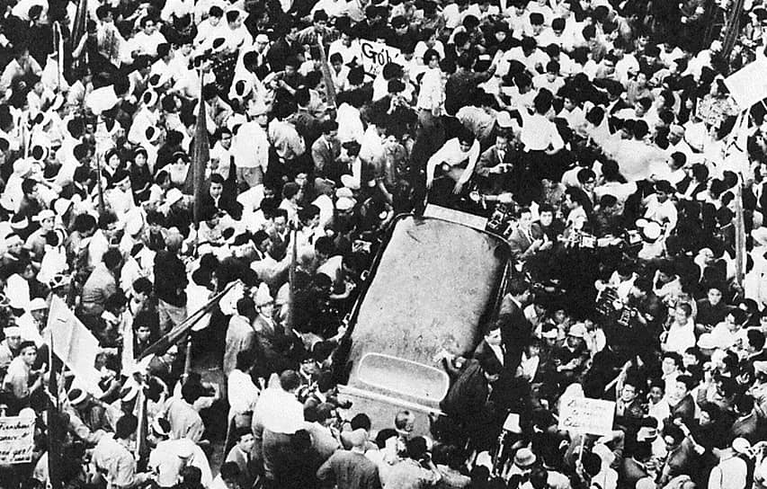 Протестующие блокируют автомобиль, в котором находится пресс-секретарь Белого дома Джеймс Хэгерти. 10 июня 1960 года