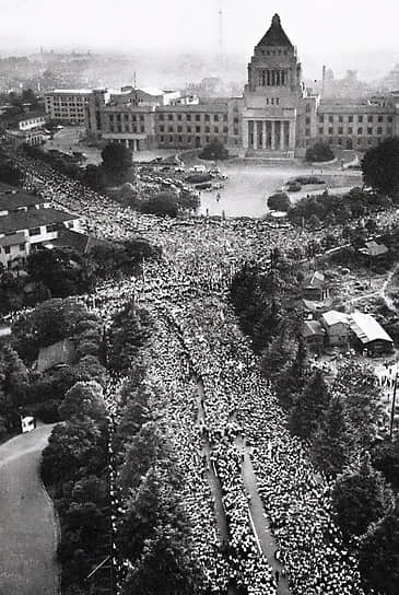 Демонстрация протеста против японо-американского договора безопасности у здания парламента Японии. 18 июня 1960 года