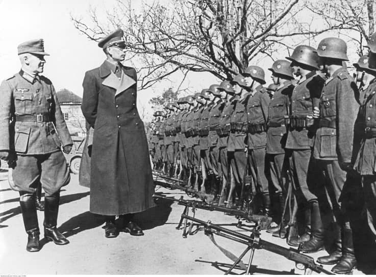 Андрей Власов в сопровождении офицера вермахта инспектирует солдат РОА