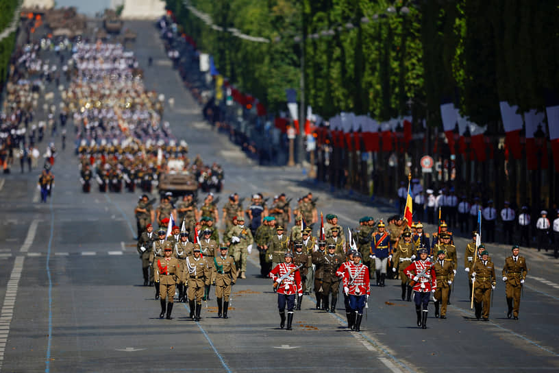 Парад военнослужащих стран Восточной Европы на Елисейских полях