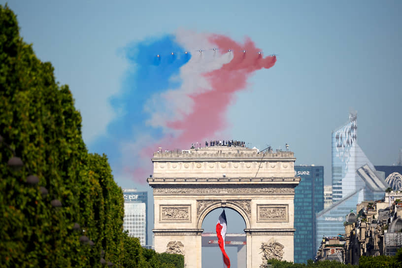 Воздушная часть парада в честь Дня взятия Бастилии в Париже