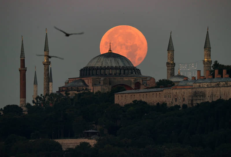 Луна над собором Святой Софии в Стамбуле