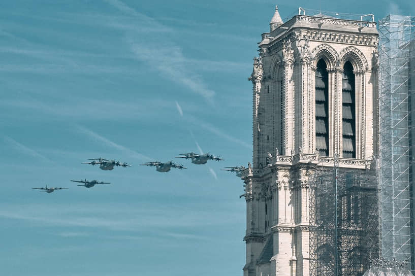 Военные самолеты над собором Нотр-Дам-де-Пари