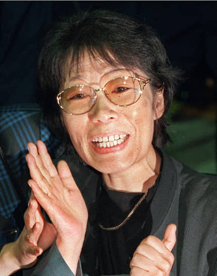 В ноябре 2000 года Фусако Сигэнобу была арестована в Осаке и доставлена под конвоем в Токио. Эта фотография сделана на токийском вокзале 8 ноября 2000 года