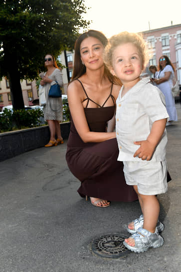 Актриса Равшана Куркова с сыном перед началом церемонии открытия «Горький fest»