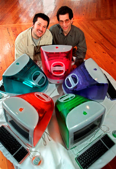 Дизайнер Джонатан Айв (слева) и разработчик Джон Рубинштейн позируют за пятью персональными компьютерами iMac в штаб-квартире Apple в Купертино