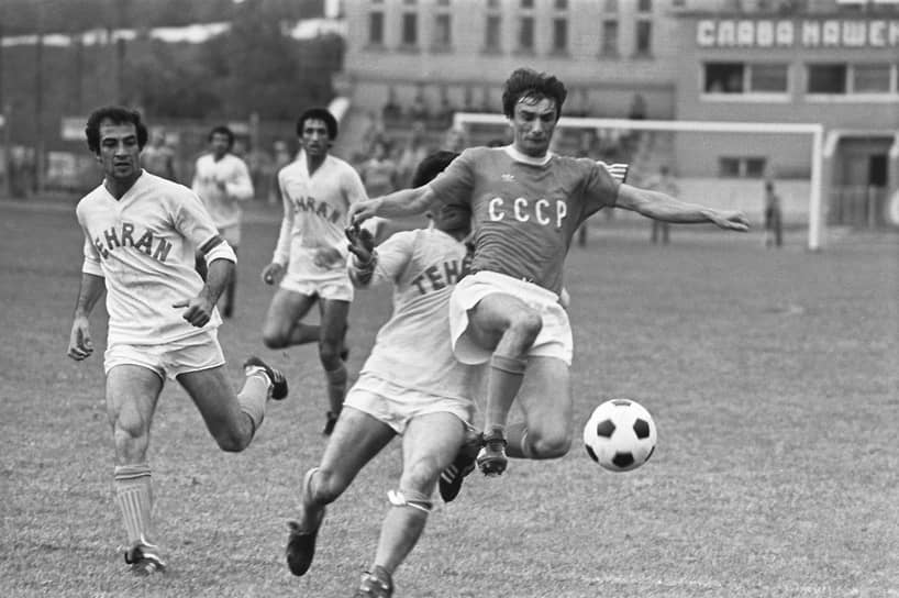 Георгий Александрович Ярцев родился 11 апреля 1948 года в поселке Никольское в Костромской области. Занимался футболом с 1960 года, тренировался в костромской команде «Техмаш»&lt;br>На фото: нападающий сборной СССР Георгий Ярцев (справа), 1979 год