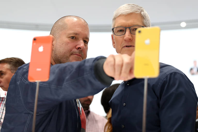 Главный дизайнер Apple Джонатан Айв (слева) и генеральный директор Apple Тим Кук осматривают новый iPhone XR