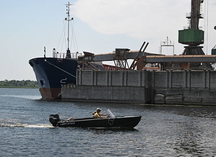 Моторная лодка в речном порту Херсона