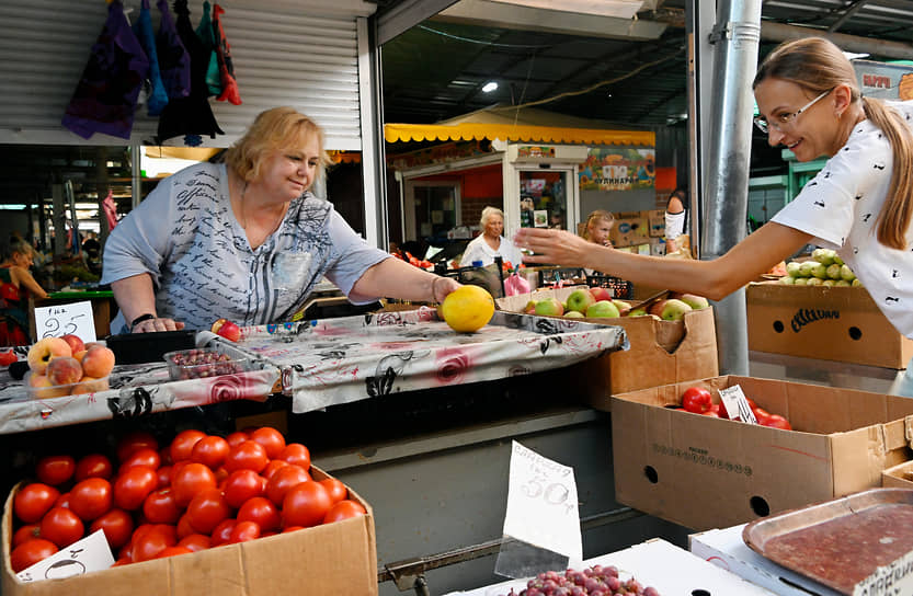 Продажа овощей и фруктов на уличном рынке Мелитополя