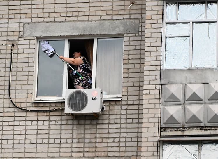 Жительница Мелитополя моет окно