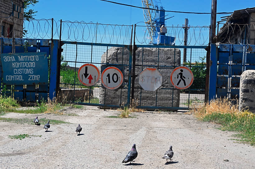 Закрытые ворота в зоне таможенного контроля в Бердянске