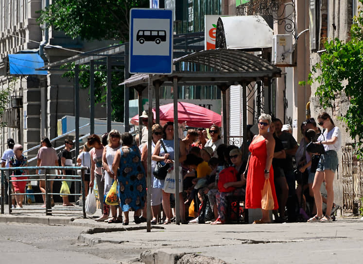 Жители Бердянска на остановке общественного транспорта