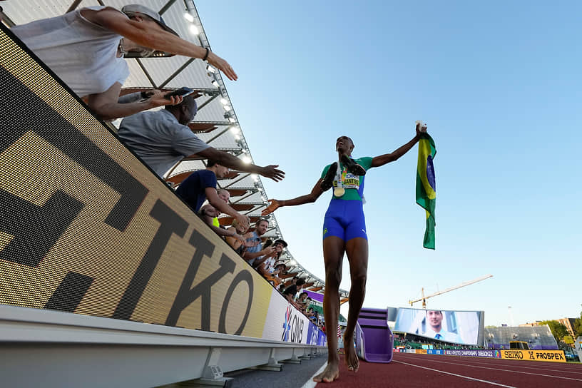 Бразильский легкоатлет Элисон душ Сантуш приветствует болельщиков после победы в забеге на 400 метров