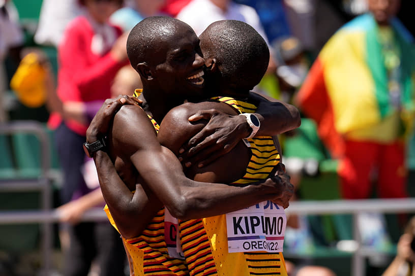 Чемпион мира-2022 по бегу на 10000 метров Джошуа Чептегей (слева) обнимает угандийского легкоатлета Джейкоба Киплимо