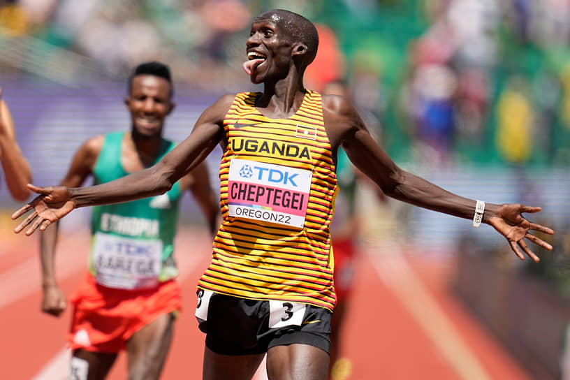 Победитель финального забега на 10000 метров Джошуа Чептегей из Уганды