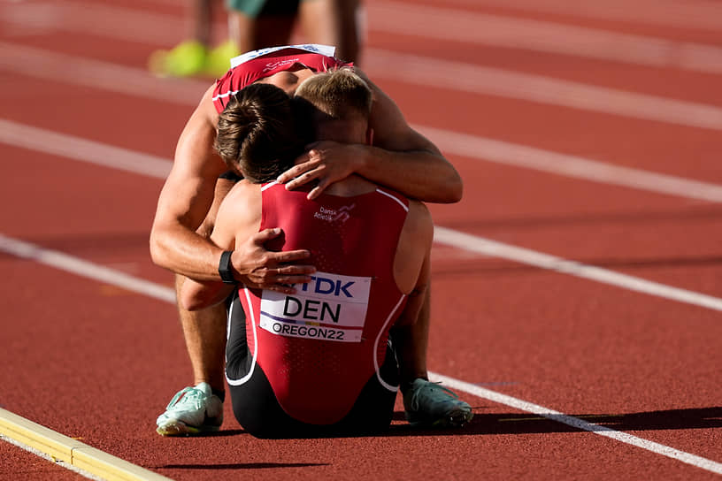 Датчане Саймон Хансен и Тобиас Ларсен после неудачи в эстафетном беге 4х100 метров