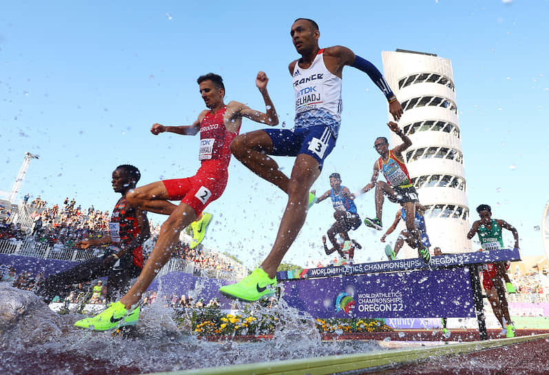 Американец Хейворд Филд (на переднем плане слева), француз Мехди Бельхадж (на переднем плане справа) и марокканец Суфиан Эль-Баккали в финальном забеге на 3000 метров с препятствиями среди мужчин. Эль-Баккали стал чемпионом мира, преодолев указанную дистанцию за 8 минут и 25 секунд 
