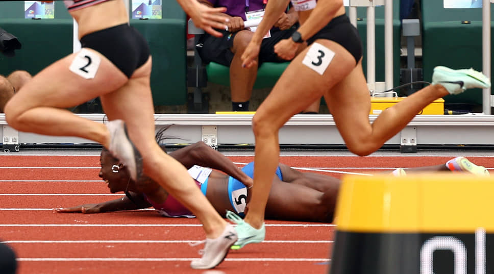 Падение легкоатлетки Ниа Али из США в забеге на 100 метров с препятствиями