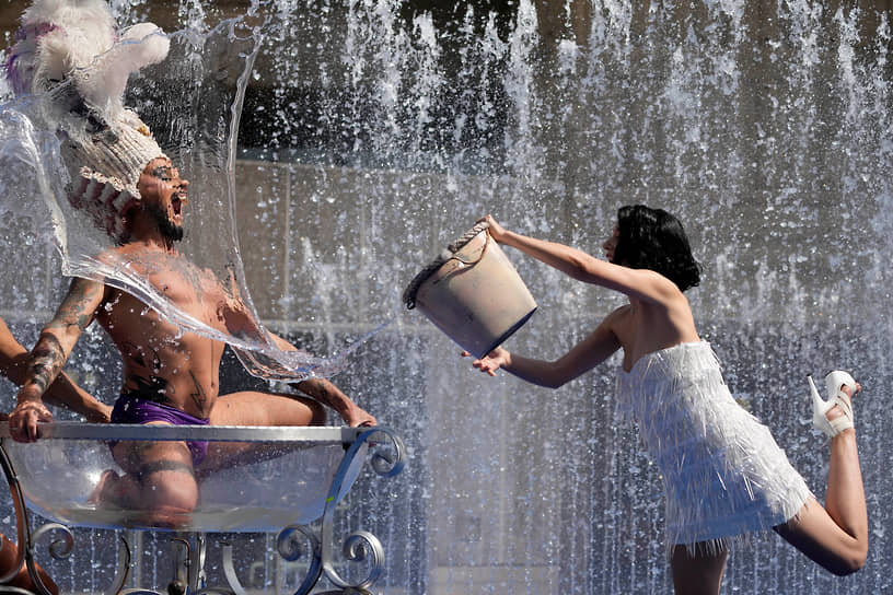 Артисты австралийского кабаре и цирковой труппы охлаждаются в фонтане в Лондоне
