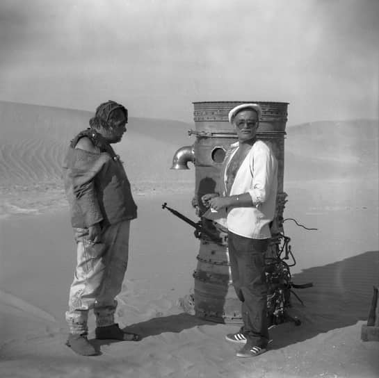 Сцены на планете Плюк снимались в пустыне Каракумы в Туркмении. Евгению Леонову, сыгравшему чатланина Уэфа (на фото слева), в условиях жары приходилось тяжелее всех — незадолго до съемок он перенес операцию на сердце