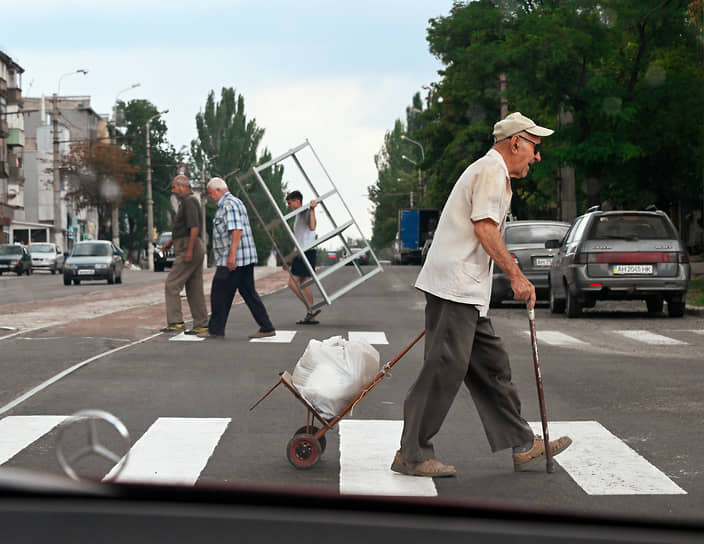 Пожилой мужчина на пешеходном переходе