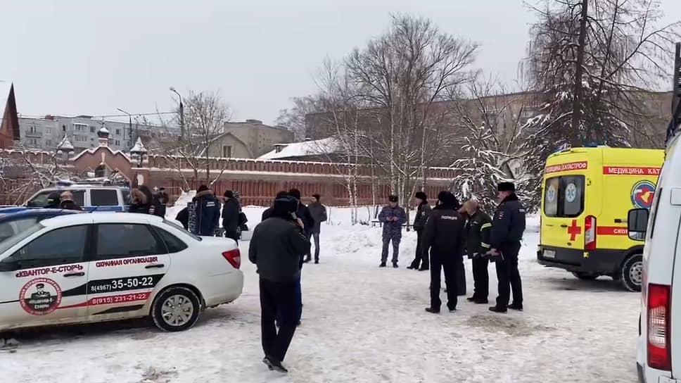 Сотрудники полиции на месте взрыва на территории монастыря в Серпухове