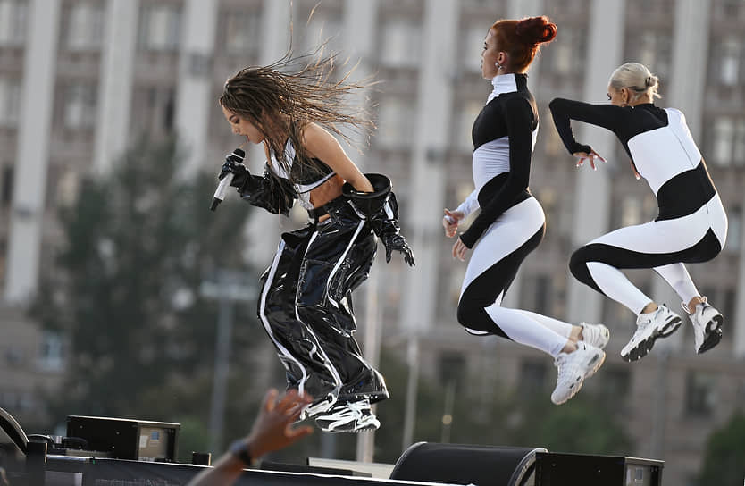 VK Fest прошел в Москве, Санкт-Петербурге и Сочи. В Москве основной площадкой стал Парк Горького <br></p>
<p>На фото: певица Мари Краймбрери в Парке Горького (Москва)