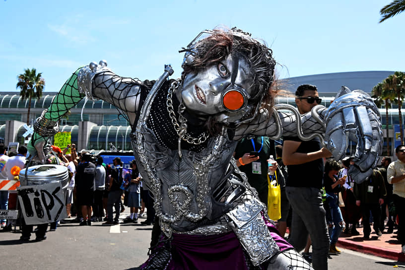 Участница фестиваля в костюме в стиле sci-fi
