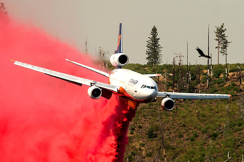 Марипоса, США. Тушение лесного пожара с воздуха