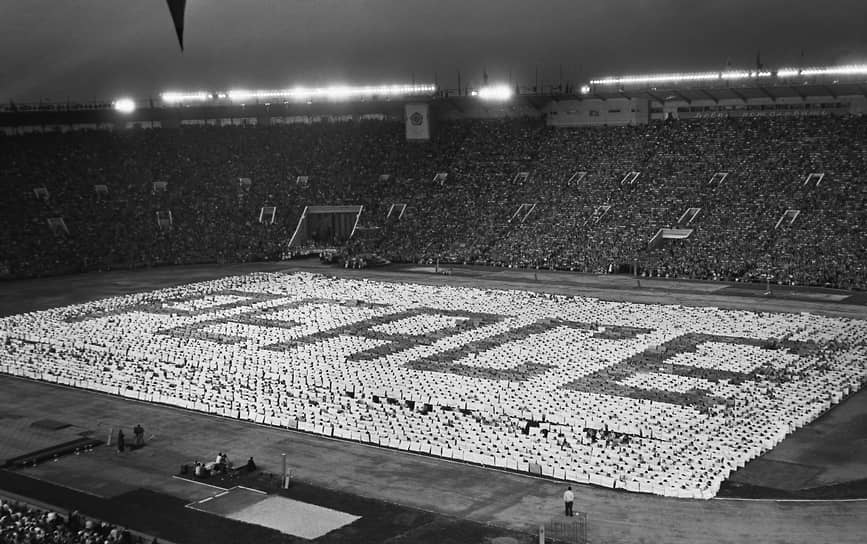 Другим символом фестиваля стал белый голубь мира. Во время церемонии открытия на стадионе «Лужники» (на фото) в небо выпустили 40 тыс. белых голубей, которых специально для этого выращивали и готовили к этой дате
