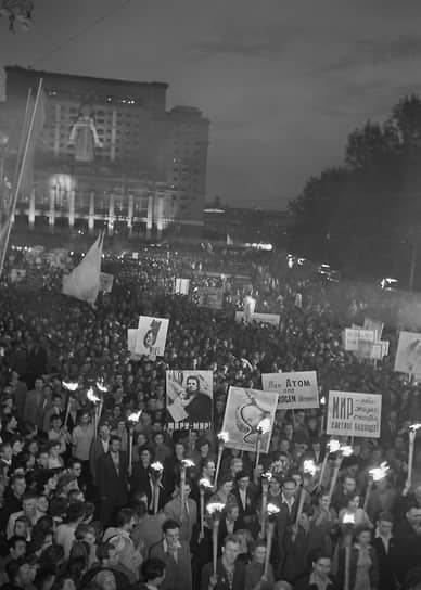 Факельное шествие на манифестации за мир и дружбу на Манежной площади