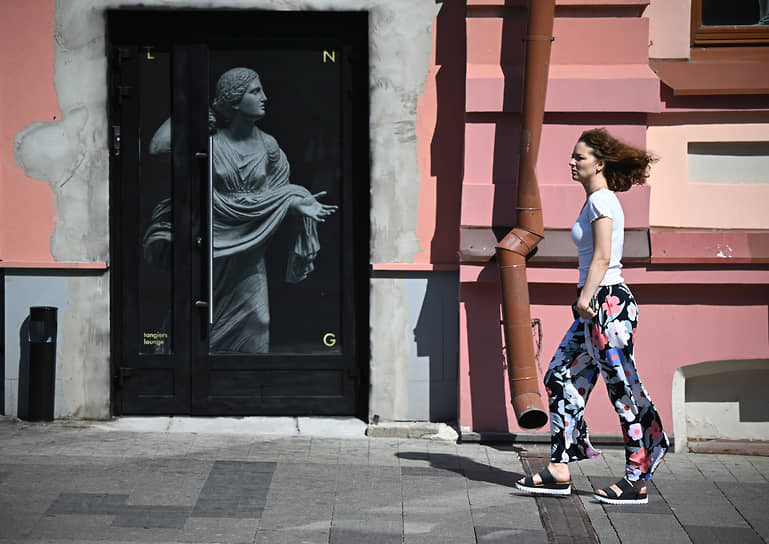 Москва. Девушка у двери с изображением греческой статуи