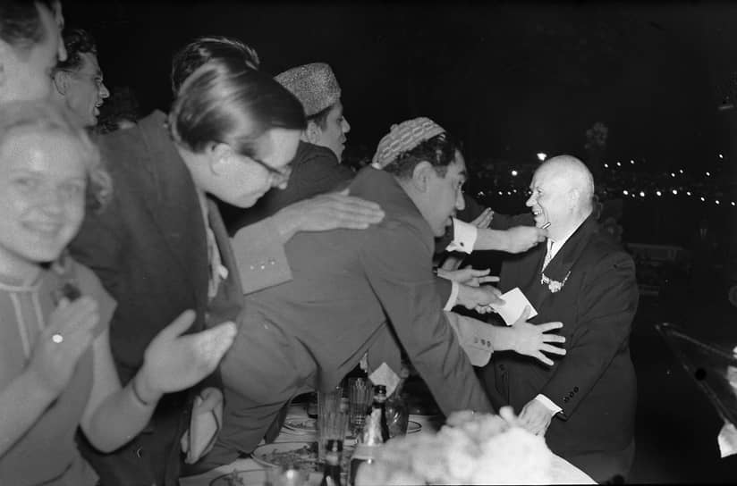 Первый секретарь ЦК КПСС Никита Хрущев (на фото справа) раздает автографы участникам фестиваля