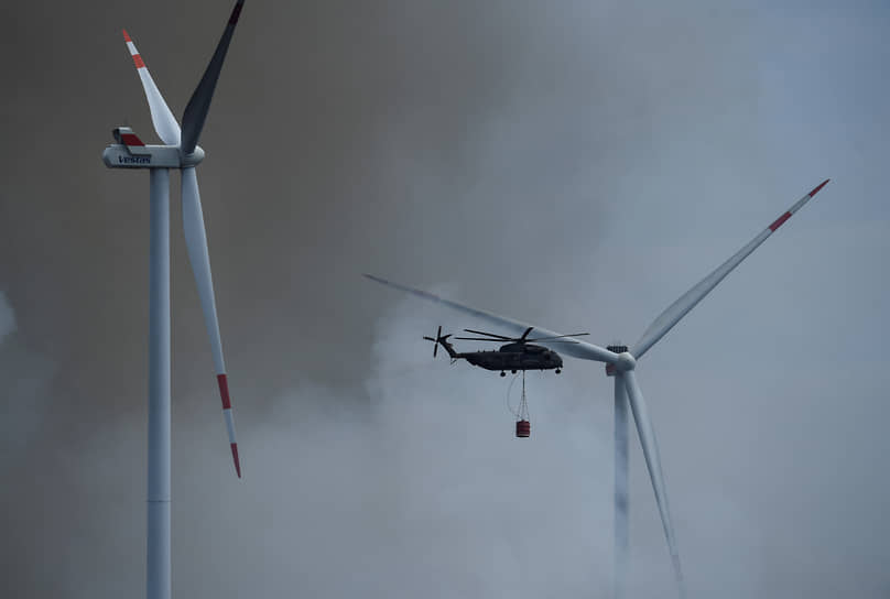 Фалькенберг, Германия. Вертолет с водой тушит лесной пожар 