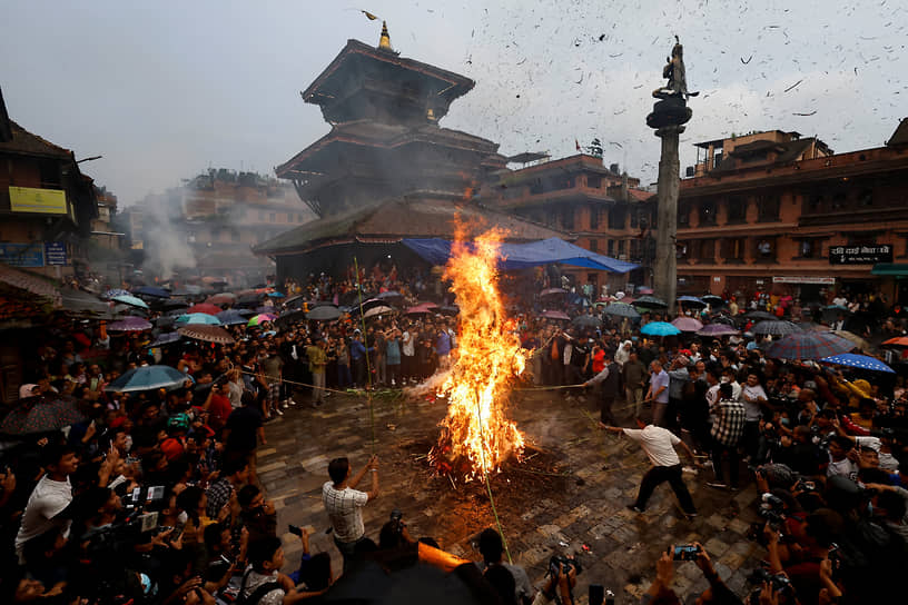 Бхактапур, Непал. Местные жители сжигают чучело демона Гхантакарны на праздновании Гатемангала 