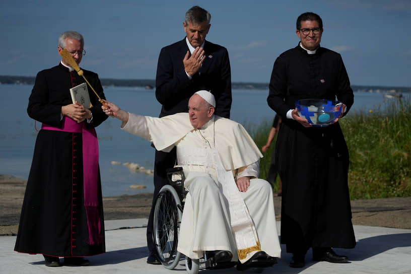 85-летний Франциск перемещается в коляске уже несколько месяцев из-за проблем с коленом