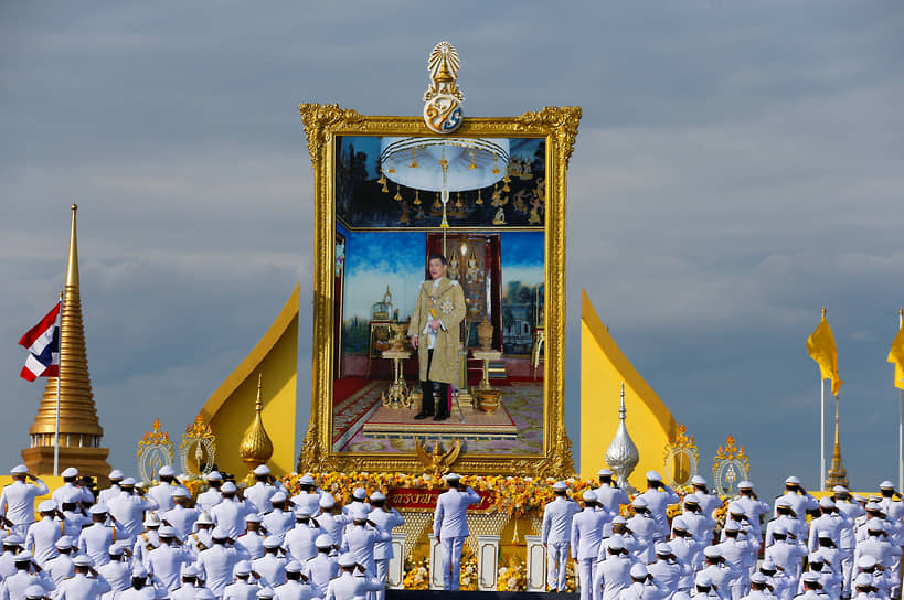 Бангкок, Таиланд. Портрет короля Таиланда Маха Вачиралонгкорна на праздничном параде в честь его 70-летия 
