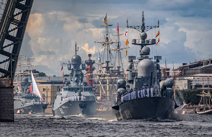 Санкт-Петербург. Генеральная репетиция парада в честь Дня ВМФ в акватории Невы