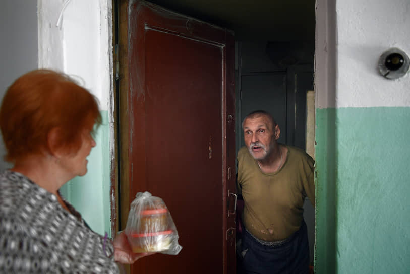 Доставка горячего питания пенсионерам. Социальный работник Лариса Иванова и Валерий Самусь